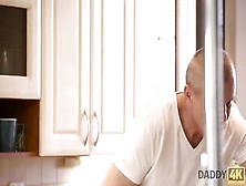 Daddy4K.  La Ragazza Dai Capelli Ricci Monique Woods E Un Uomo Maturo