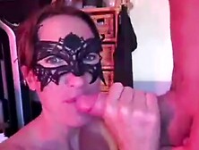 sa maitresse porte un masque en le suçant