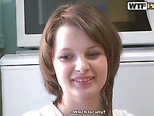 Молодая москвичка приехала к парню в Санкт Петербург