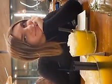 Novinha linda foi pro banheiro do restaurante ficar pelada