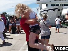 Napalony koleś wydymał tę dziwkę jak szalony