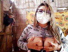 mujer joven muestra sus tetas a su profesor en film caliente