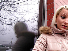 Blonde public agent,  argent public