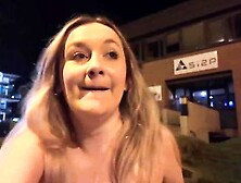 La francaise Louise se masturbe avec son godemiche dans la rue