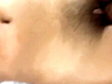 Frotó mi cunt a la brega de mi hermanastro y dejo que penetre mi coño estrecho y apretado