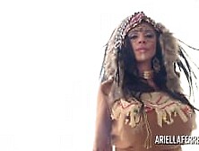 Ariella Ferrera faz sexo com Karl onde quer que vá