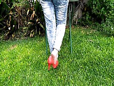 Brincando E Exibindo Meus Pes De Scarpin Vermelho E Jeans