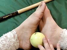 фут-фетиш.  показываю ступни сидя на бильярдном столе