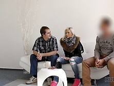 HUNT4K.  La Bionda Guadagna Soldi per Il Matrimonio Facendo Sesso Con un Vicino Maturo