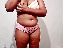 Sri Lankan babe talks dirty while fingering her juicy wet pussy