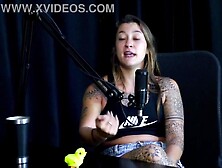 That babe met liars,  asked the chap out,  talked about her worst recording,  and the hard scene this babe did...  - Flor de Damiana