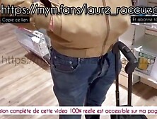 Chasse à l'homme à l'aéroport ! Je vide les couilles d'un inconnu dans les toilettes publiques !