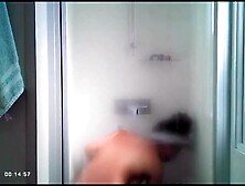 elle prend sa douche chez des potes