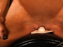 Gespierde milf zet sybian op hoogste versnelling