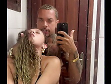 Famous married woman from Recife sleeping with Flamengo player in the bathroom during vacation.