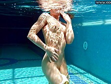 Milf babe Nicole Pearl shaking bum underwater