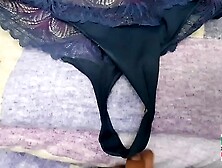 Acabando de follar me quede con ganas y me masturbo; Como una buena putita Sophie Petite modela su tanga y su culito y me ayuda