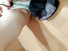 会社帰りの処女OLが家族に隠れて廊下でオナニー