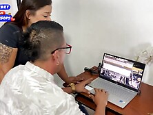 Mi compañero Nerd de Universidad me ayuda con mi trabajo,  lo dejo follarme a cambio