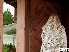 Alone with a glamorous blond in a winter wonderland at the end of the world... and Bella's boyfriend is glued to his phone? Bell