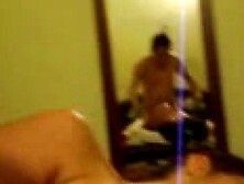 pareja latina grabandose..