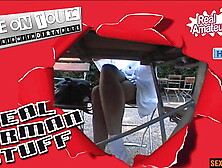 Teeny ohne Slip im Strassenkaffee abgeschleppt