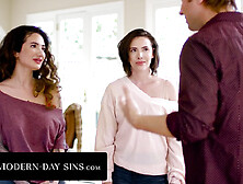 Enormes seios naturais lésbica Arabelle Raphael foge para satisfazer os desejos de pau!