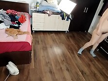 Une femme homemade s'amuse à essayer des vêtements et à les couper.  Une femme homemade danse nue dans