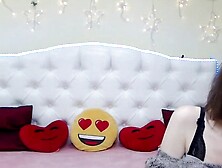 Amateur babe flashes bra for fans