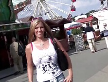 Mein Arsch beim oeffentlichen Festival gefickt