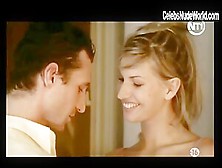 Diosa Bouncing boobs,  nude in Trio Dangereux (2001)