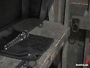 Dominatriz hermosa en látex le da una masturbación anal a su esclavo