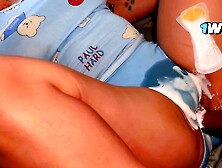 Sexo secreto con la novia de un amigo durante un roce de coño pervertido y semen caliente en bragas