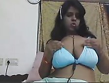 Chica India Gorda Juega Con Sus Enormes Tetas En Cámara