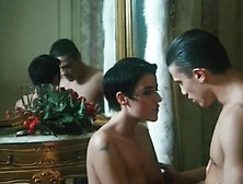 SHORT-HAIRED BRUNETTE HAIR HAIR HAS SEX WITH FELLOW