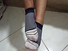 Acariciando Mis Pies De Milf Con Calcetines