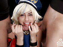 Écolière blonde Kristen Scott fait plaisir à deux gros boutons