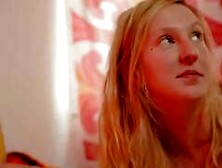 Deutsche Schlampe nimmt am Telefon 2 Schwänze mit Freundin