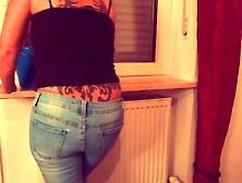 Beim Fenster putzen in die Jeans gepisst