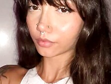 Bia novinha mostrando o grelinho com a calcinha pro lado