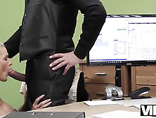 Vip4k.  pauvre et magnifique vendeuse a des relations sexuelles sauvages