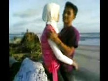 indonesian- cewek jilbab mesum di tepi pantai