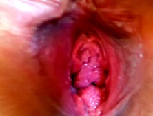 довела себя до оргазма ( крупный план )