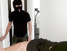 Abella danger sendo surpreendida por dois assaltantes de acabam querendo sua bucetinha gostosa