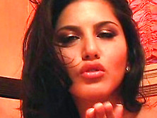 Brunette Sunny Leone is fucking her shaved hole