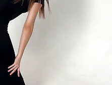 Flexible queen Hollyharlot shows off her perfect ass in a tight yoga dress