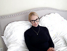 Big booty blonde milf stepmother discovers her stepson watches stepmom porn