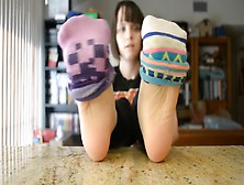 Teenage Hottie Gets Rid Of Her Socks And Shoes Before Revealing Exotic Feet