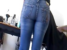 Le cul de la coiffeuse dans Step son jeans moulant