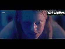 Elisabeth Moss in Handmaid's Tale (series) (2017)